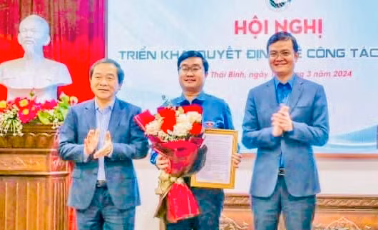 Anh Nguyễn Bá Cát nhận quyết định công tác tại hội nghị.