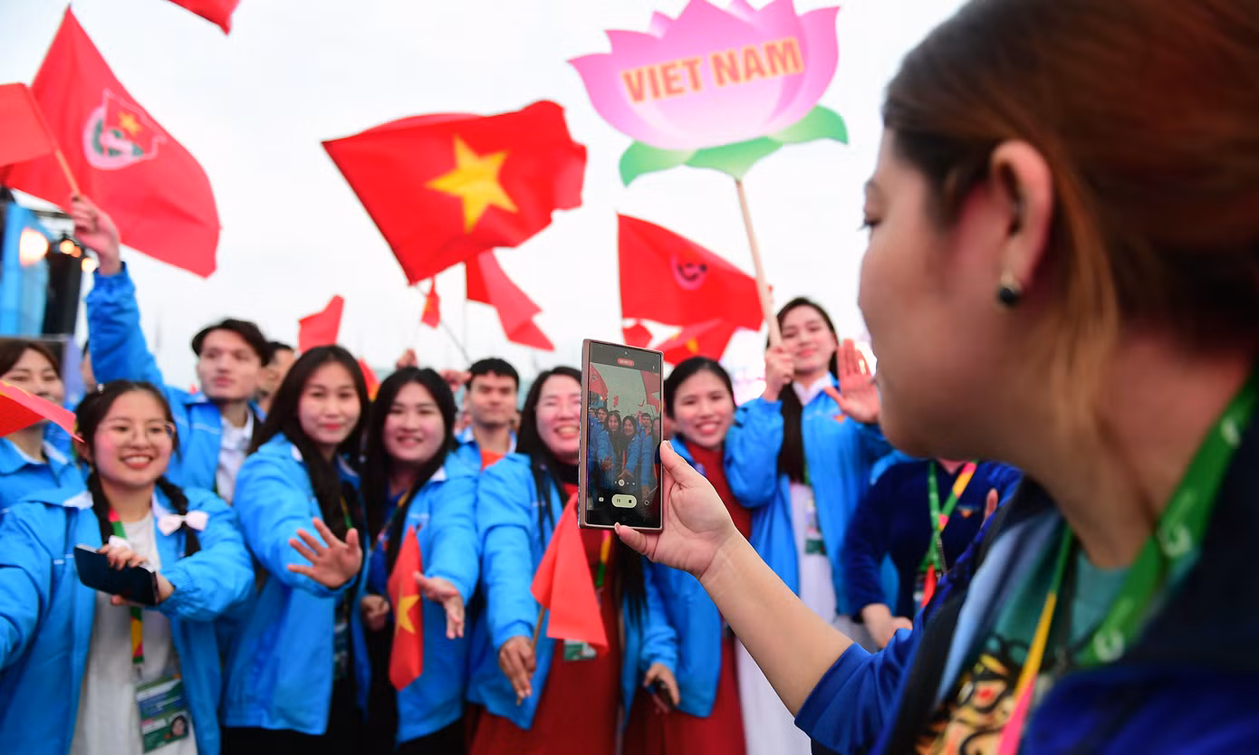 Nhiều bạn trẻ quốc tế chụp ảnh lưu niệm với đoàn Việt Nam.