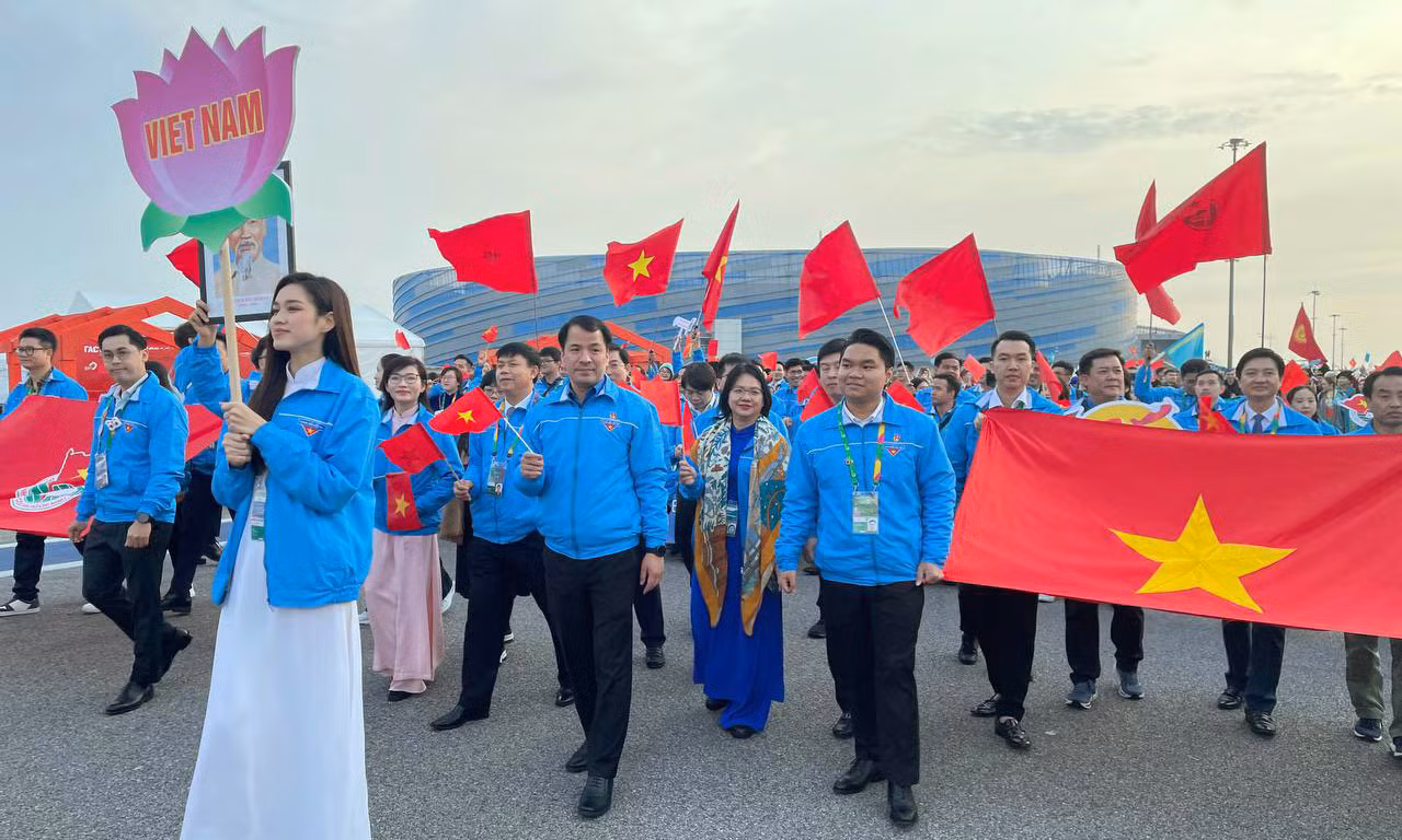 Dẫn đầu đoàn Việt Nam là lá cờ đỏ sao vàng, cờ Đoàn TNCS Hồ Chí Minh và ảnh Bác. Bí thư T.Ư Đoàn Ngô Văn Cương và các đại biểu, thanh niên Việt Nam đã ca vang nhiều ca khúc sôi động về tình yêu quê hương đất nước, tuổi trẻ Việt Nam, Chủ tịch Hồ Chí Minh và hòa bình, đoàn kết. Nhiều người hát theo “Việt Nam, Hồ Chí Minh. Việt Nam, Hồ Chí Minh” cùng những bước đi của Đoàn.