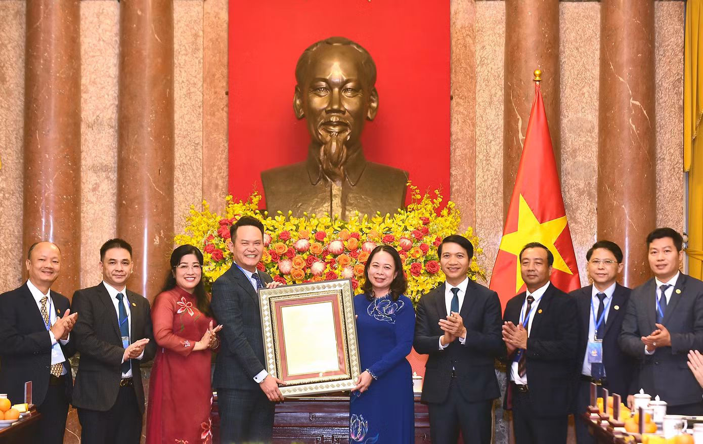 Hội Doanh nhân trẻ Việt Nam trao tặng quà lưu niệm tới Quyền Chủ tịch nước Võ Thị Ánh Xuân trong chương trình. Ảnh: Xuân Tùng
