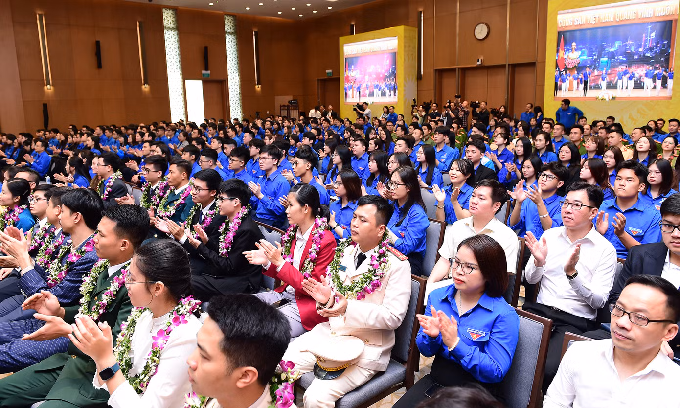 Gương mặt trẻ Việt Nam tiêu biểu và triển vọng năm 2023, cùng đoàn viên thanh niên tham dự chương. Ảnh: Xuân Tùng