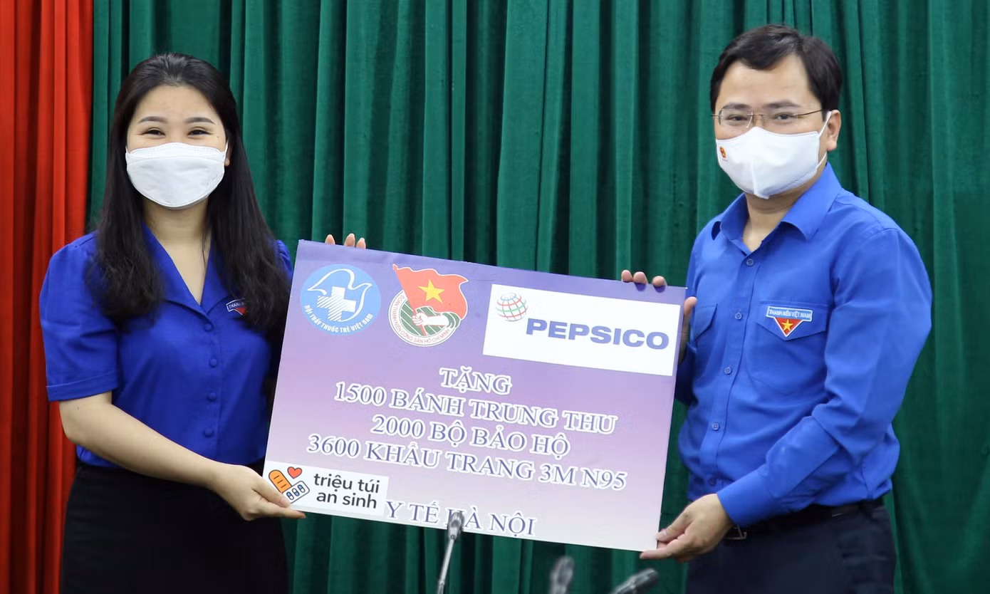 Anh Nguyễn Anh Tuấn - Bí thư thứ nhất T.Ư Đoàn trao biển tượng trưng về số quà bánh Trung thu, đồ bảo hộ, khẩu trang tới Thành Đoàn Hà Nội.