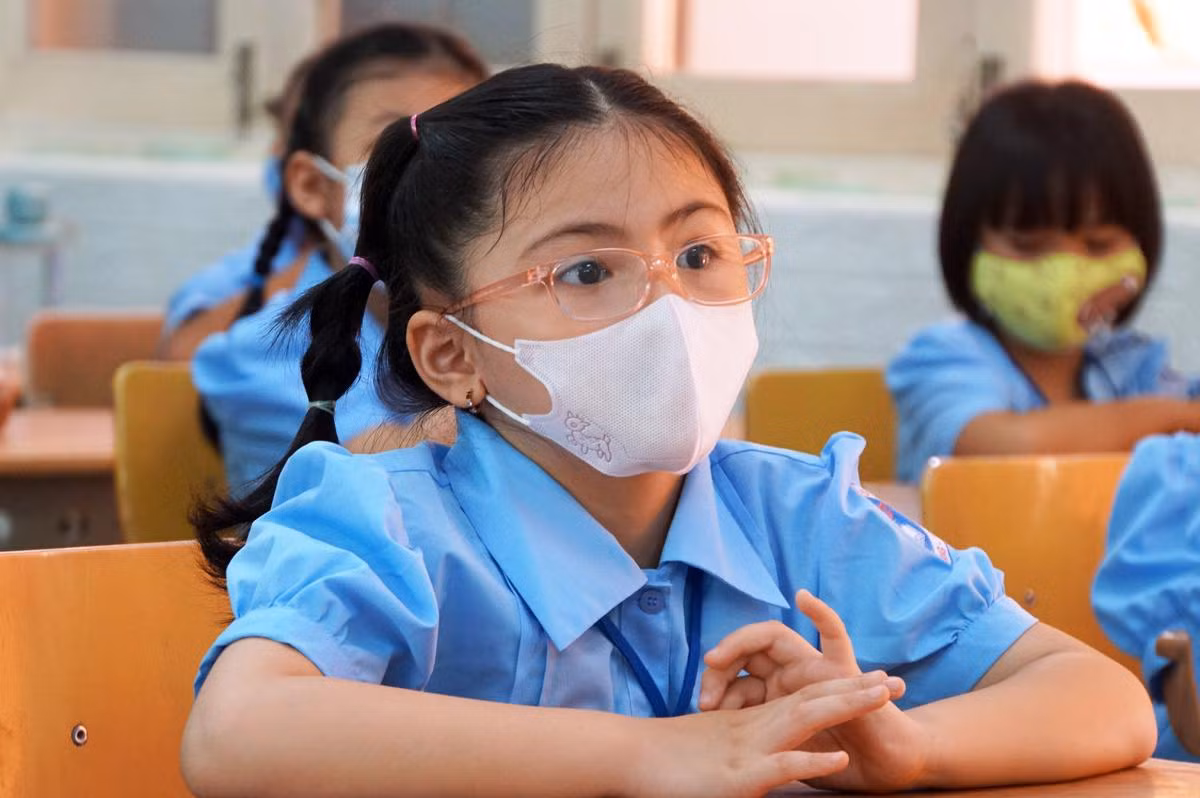 Học sinh lớp 1 tiếp tục học trực tuyến sau ngày 13/12 do có gần 70% phụ huynh không đồng tình cho con đến trường