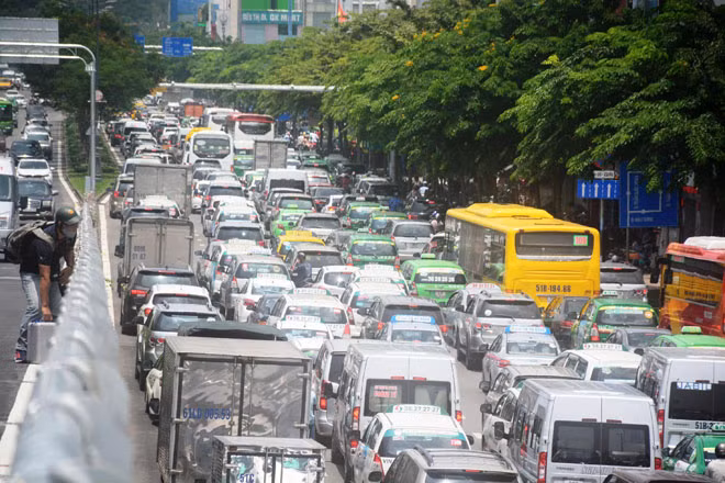 Cửa ngõ sân bay Tân Sơn Nhất kẹt cứng vì… 2 xe chết máy ảnh 3