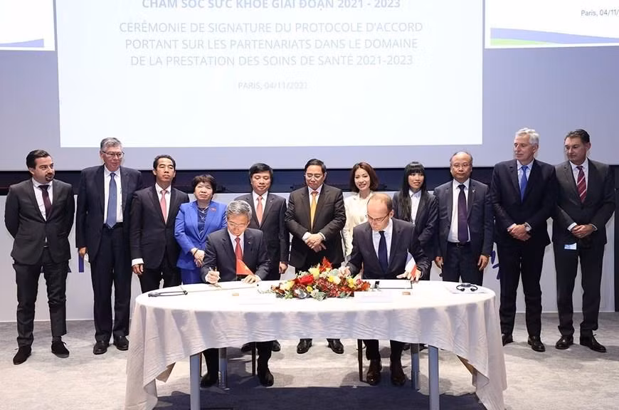 Thủ tướng Phạm Minh Chính chứng kiến lễ ký bản ghi nhớ chương trình hợp tác trong lĩnh vực chăm sóc sức khỏe giai đoạn 2021-2023 giữa Tổng công ty Dược Việt Nam và Sanofi.(Ảnh: Dương Giang/TTXVN)