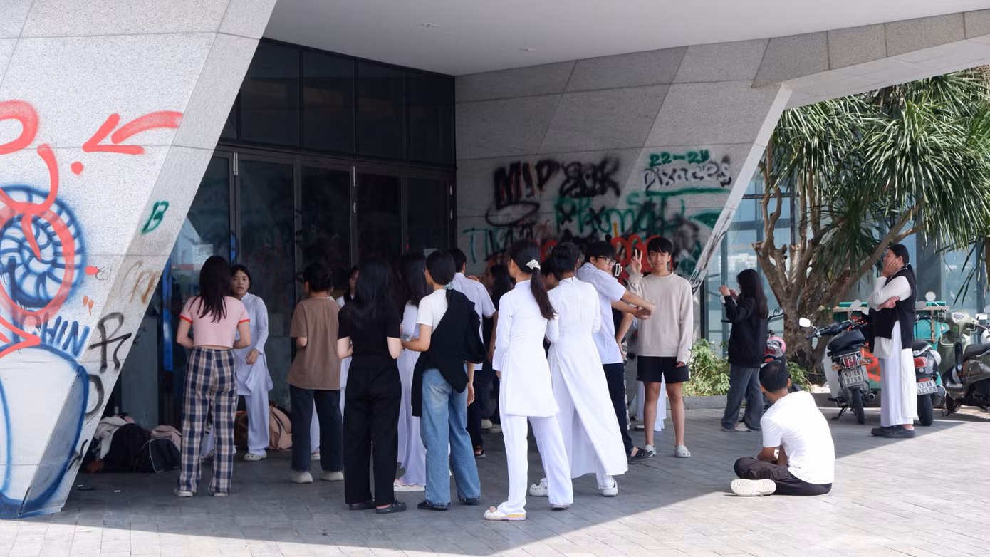 Mới đây, cử tri quận Hải Châu cũng đề nghị có hướng giải quyết dứt điểm dự án bến du thuyền đã bị bỏ hoang gây lãng phí và mất mỹ quan đô thị, nhất là tại khu vực thành Điện Hải- Di tích quốc gia đặc biệt.