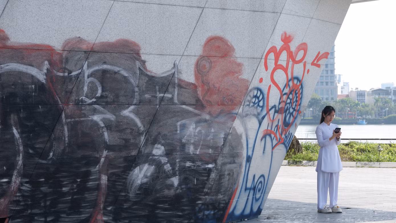 Các mảng tường bị bôi bẩn bởi các các tranh vẽ đường phố graffiti đủ phong cách.