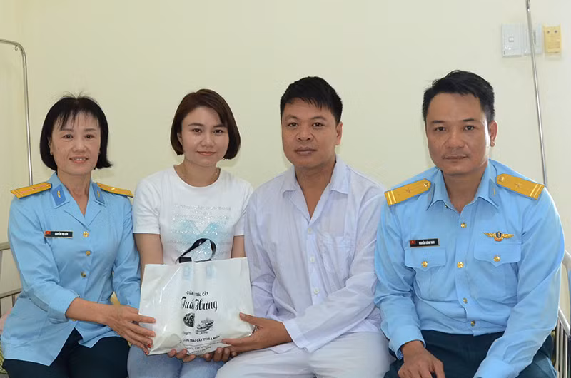 Đại diện các cơ quan, đơn vị Sư đoàn 372 đến thăm, động viên Đại úy Đỗ Tiến Đức tại Bệnh viện Quân y 17, Quân khu 5. Ảnh: Lê Hữu.