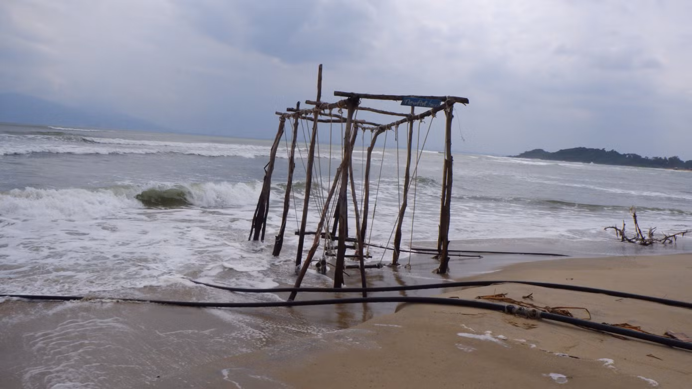 Trước đây, bãi biển khu vực này cách bờ hàng trăm mét, nhưng nay đã bị nước biển xâm thực vào sâu, gây xói lở nghiêm trọng, nhiều địa điểm du lịch dọc bãi biển này đã sóng đánh sập, cuốn trôi xuống biển.