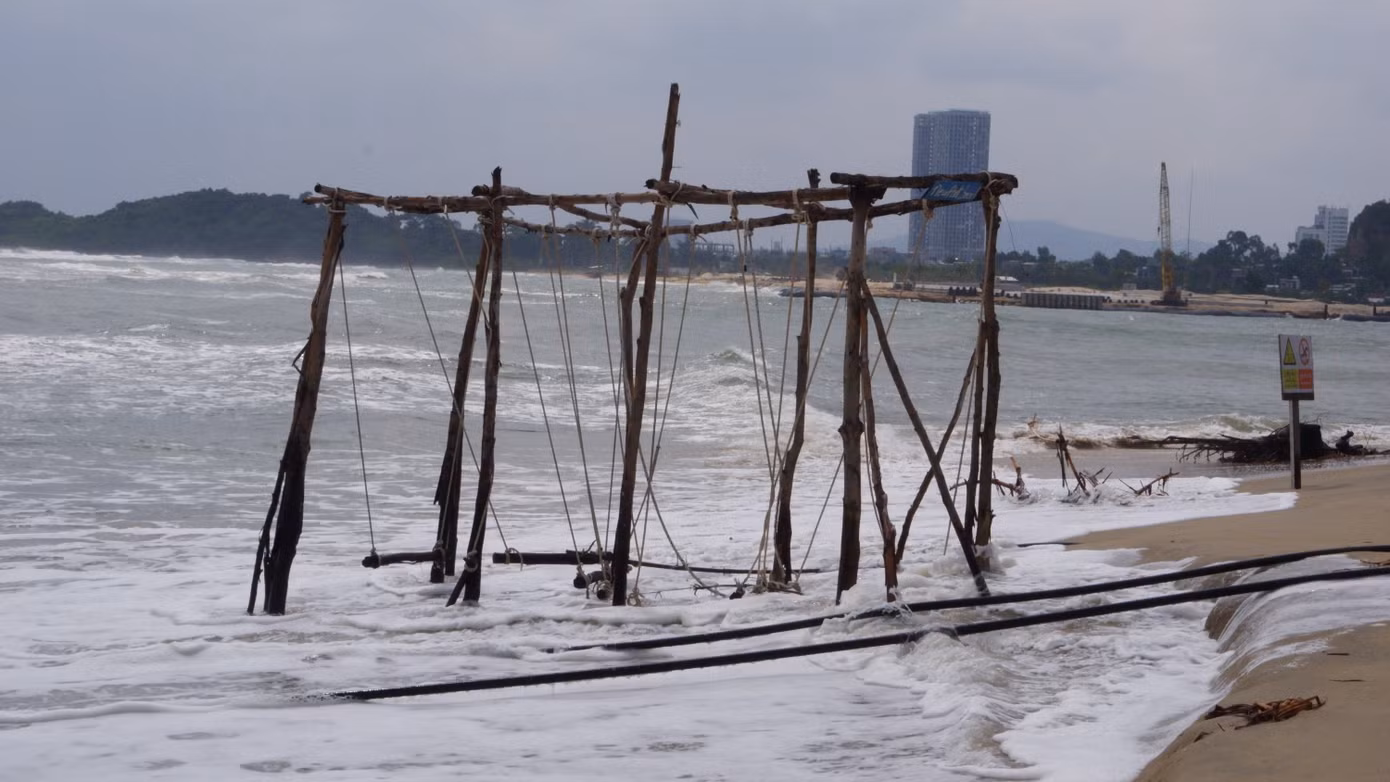 Bãi biển Hòa Hiệp Bắc tan hoang dù chưa có mưa bão lớn.