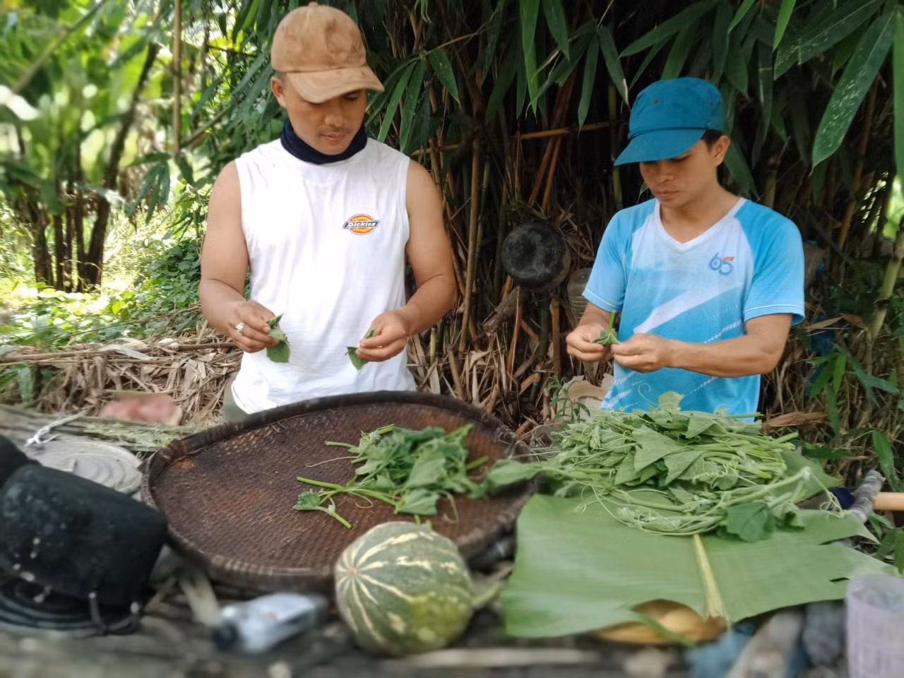 Các bạn trẻ thay nhau nấu nướng trong những ngày ở lại Pêtapot giúp dân dựng nhà. Mái ấm biên cương được dựng lên trong niềm vui không chỉ của gia chủ mà còn là niềm vui chung của cả đội tình nguyện vì sau nhiều gian khổ, công trình đã về đích đúng tiến độ.