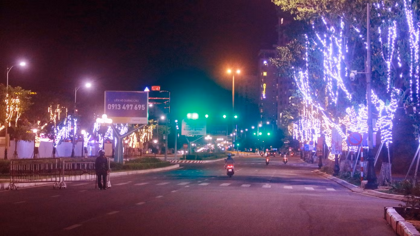 Những con đường vốn tấp nập, nhộn nhịp thưa vắng người qua lại. Người dân ra đường phải có cần có giấy đi đường theo mẫu quy định chung của TP.