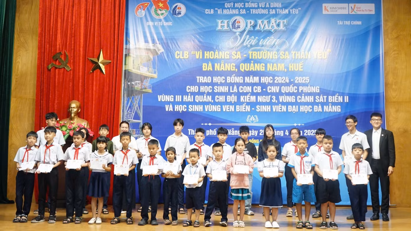 Trao học bổng cho con em của cán bộ chiến sĩ Vùng 3 Hải quân, Vùng Cảnh sát biển 2, Chi đội Kiểm ngư 3.