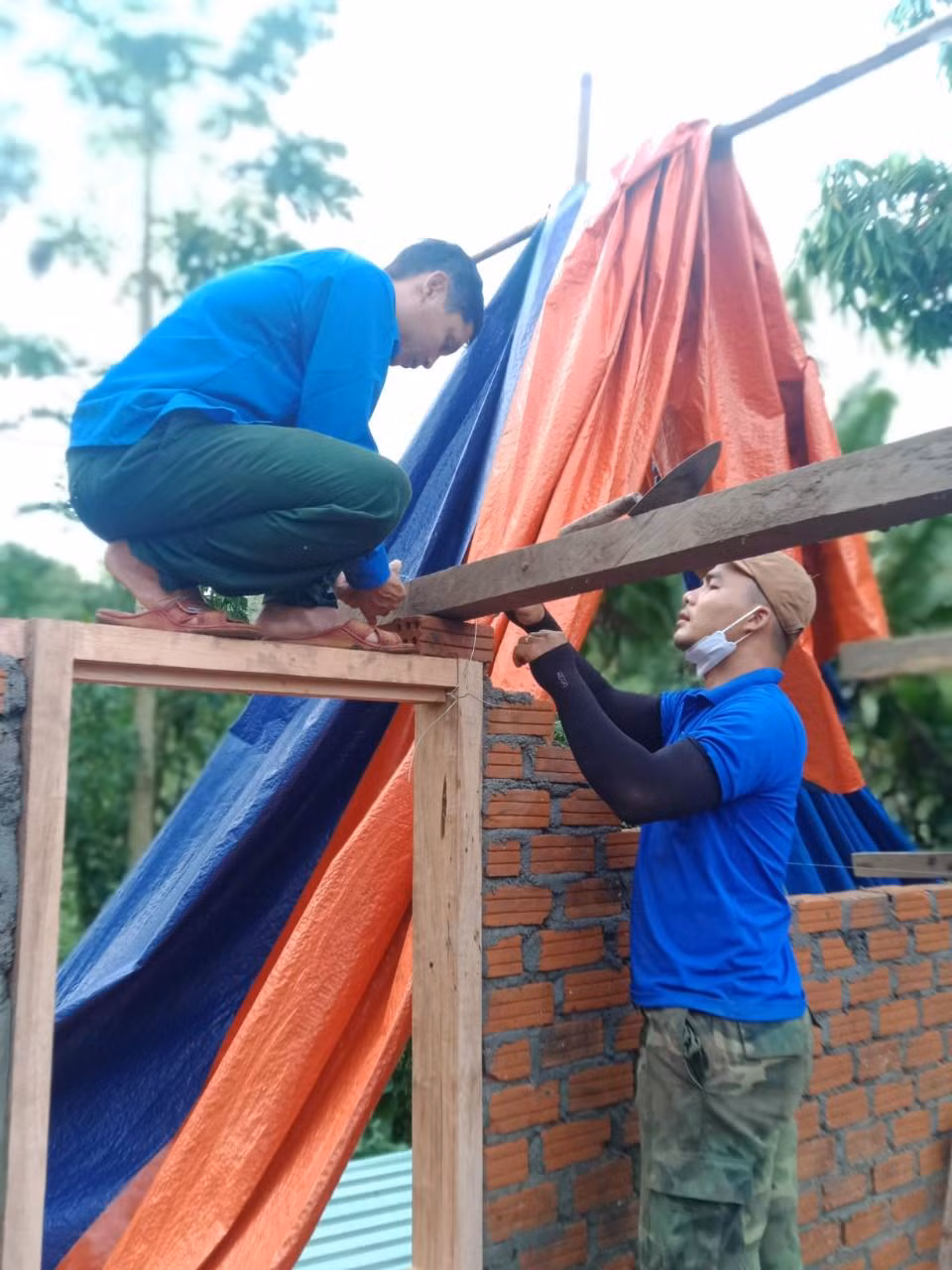 Các bạn trẻ tỉ mẩn xây dựng phần thô ngôi nhà.