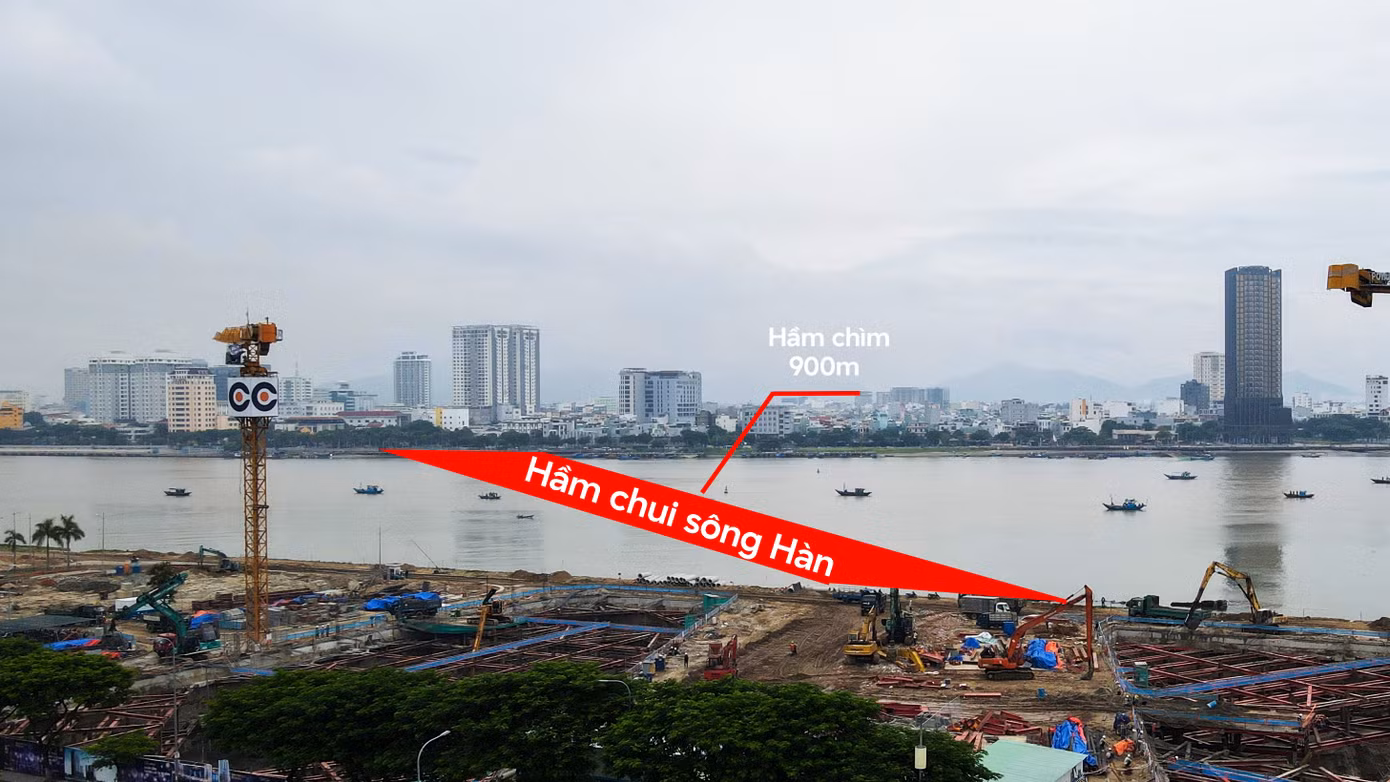 Hầm có 6 làn xe, trong đó phần hầm chìm có chiều dài hơn 900m, còn lại là hầm hở.