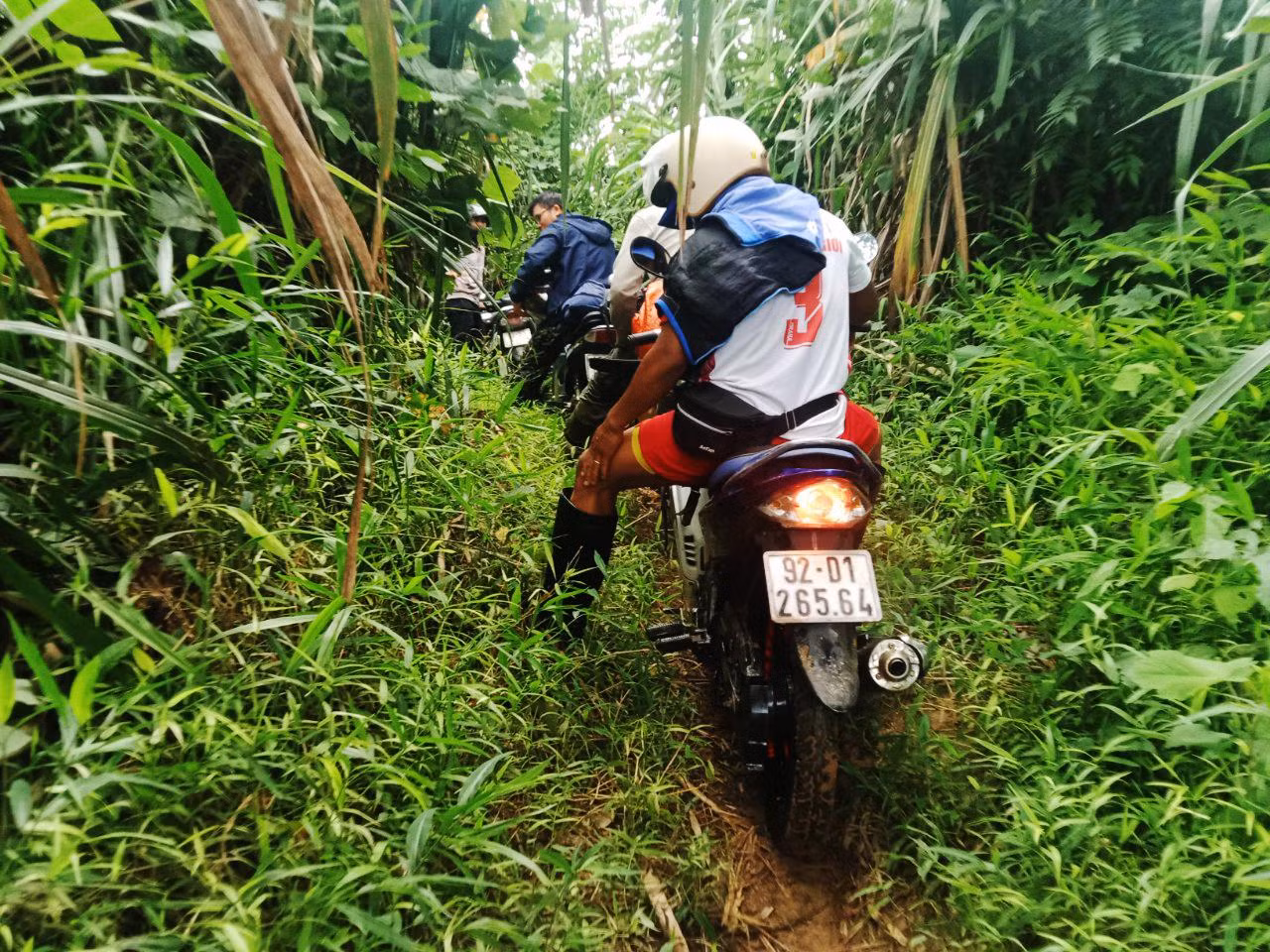 Nhiều đoạn đường rừng, di chuyển đầy khó khăn. Vắt rừng, ruồi vàng bu bám tay chân các bạn trẻ.