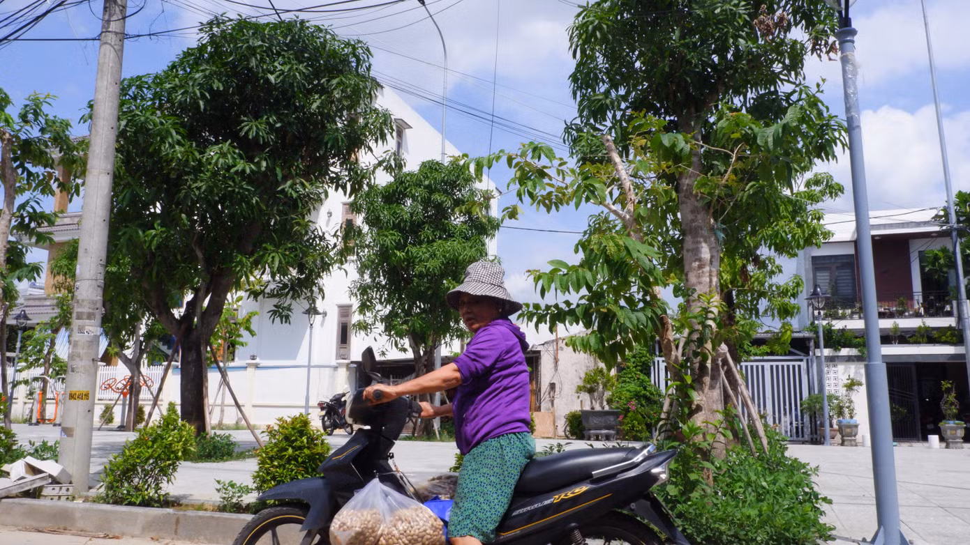 Người dân Sơn Trà vui mừng vì khuôn viên nhà sinh hoạt cộng đồng nhiều cây xanh. Ảnh: Nguyễn Thành.