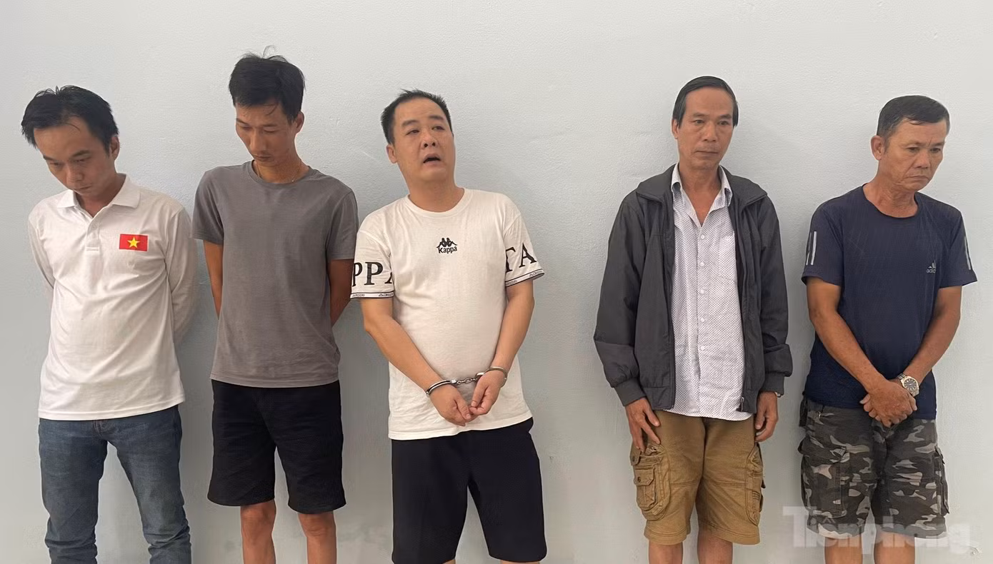 5 trong số 7 đối tượng trong đường dây cá độ qua mạng vừa được Công an TP Đà Nẵng triệt phá.