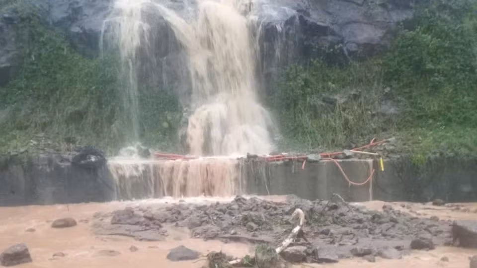Một điểm sạt lở ở bán đảo Sơn Trà. Một điểm sạt lở ở bán đảo Sơn Trà.