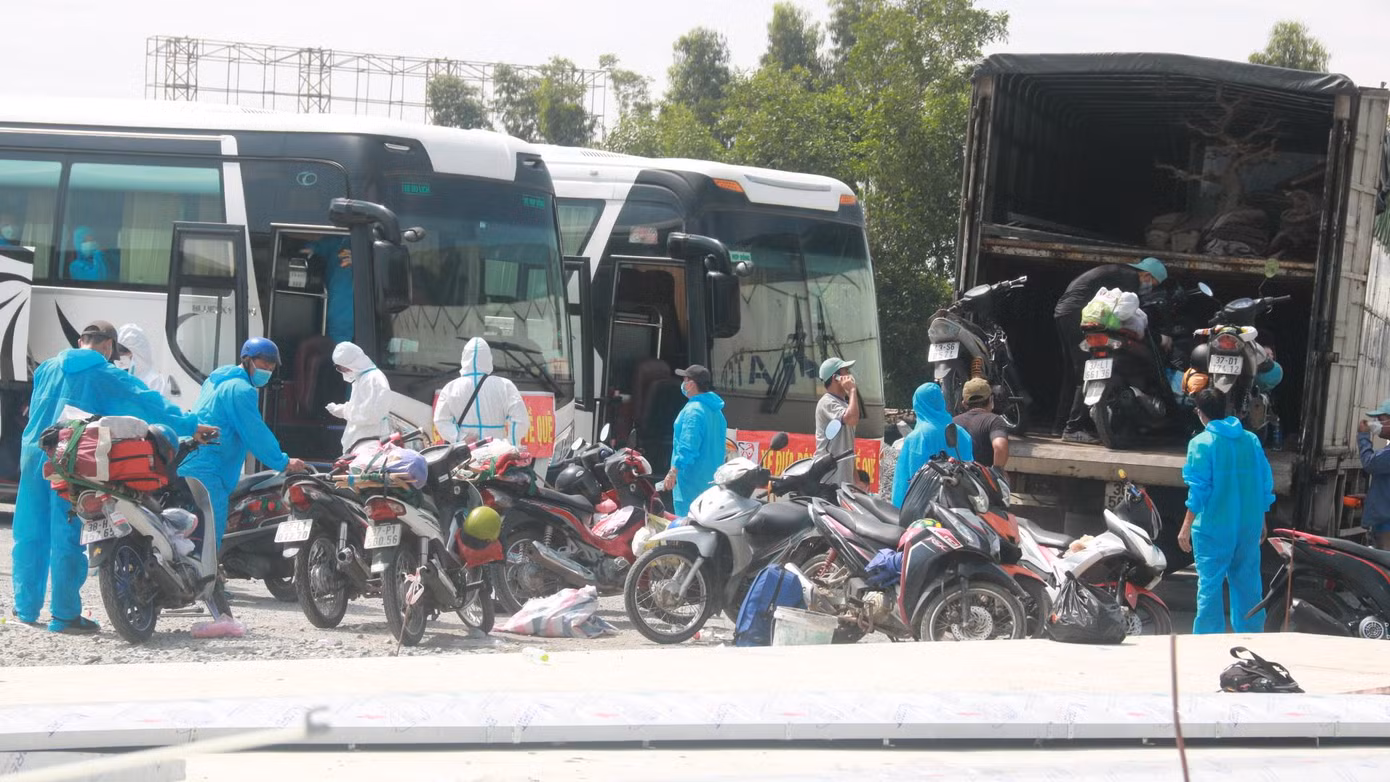 Người dân có nhu cầu về quê bằng xe khách, được các các nhóm tình nguyện sắp xếp người cùng phương tiện lên các chuyến xe để đi. Trước đó, chính quyền TP Đà Nẵng đã đồng ý việc hai nhóm tình nguyện Bạn thương nhau và Tình nguyện trẻ Đà Nẵng có mặt tại trạm trung chuyển hầm Hải Vân để tiếp nhận người dân hồi hương bằng xe máy, chở về quê bằng xe khách giường nằm miễn phí mà hai nhóm tình nguyện này kêu gọi, huy động. Những người không có nhu cầu đi xe khách, được cảnh sát giao thông TP Đà Nẵng dẫn đoàn qua hầm Hải Vân để sang địa phận tỉnh TT-Huế. Trước khi khởi hành, người dân được tặng quà hỗ trợ chi phí để về quê.