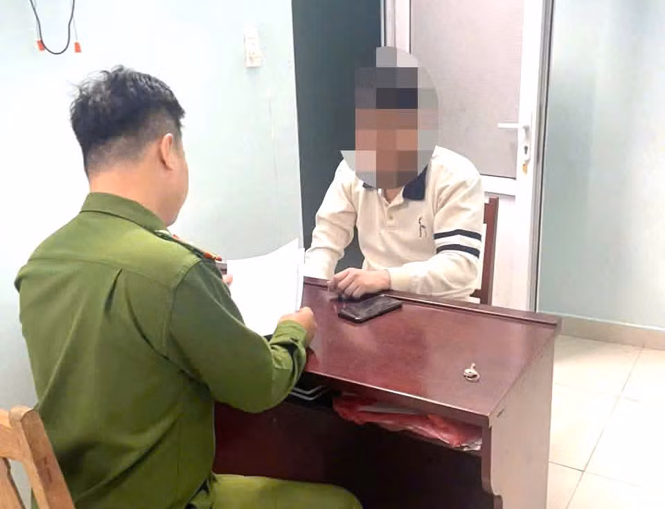 Công an làm việc với thanh niên đăng tin giả trên mạng để bán hàng.