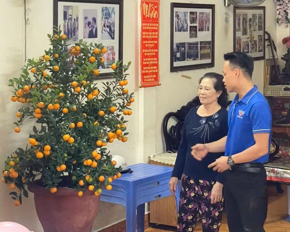 Một người dân quận Sơn Trà vui vẻ tặng cây cho đoàn thanh niên trồng, chăm sóc sau Tết.