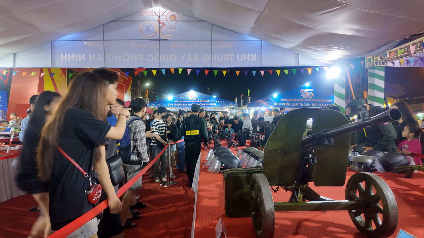 Gian trưng bày giới thiệu các loại vũ khí của lực lượng cảnh sát đặc nhiệm, cảnh sát cơ động thu hút lượng lớn các bạn trẻ tham gia.