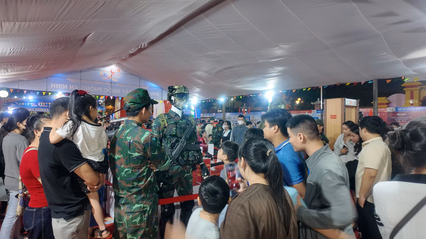 Nhiều gia đình dẫn theo con nhỏ đến triển lãm để tìm hiểu. Các em đều háo hức tìm hiểu khám phá các loại quân tư trang của người lính. Anh Lê Văn Anh (39 tuổi, trú tại phường Nại Hiên Đông, Sơn Trà, Đà Nẵng) cho biết: "Dịp kỷ niệm lớn mới được khám phá các loại vũ khí, đạn dược, súng ống bằng mắt thật. Tranh thủ buổi tối, trời mát mẻ, tôi dẫn các con đi tham quan để có thêm thông tin bổ ích. Để các con hiểu hơn về công cuộc chiến đấu, bảo vệ bình yên toàn vẹn lãnh thổ cần những khí tài hiện đại như thế nào".