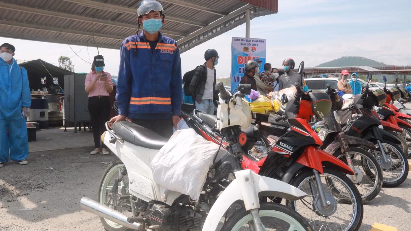 Ông Bùi Văn Đoàn (quê ở Thạch Thành, Thanh Hoá) đi chiếc xe cũ từ Đồng Nai về đến Đà Nẵng. Tại trạm, ông được tặng chiếc xe máy mới. "Tôi rất bất ngờ và vui mừng vì được tặng xe máy mới. Không biết nói gì hơn xin cảm ơn Đà Nẵng, cảm ơn mọi người rất nhiều", ông Đoàn nói.