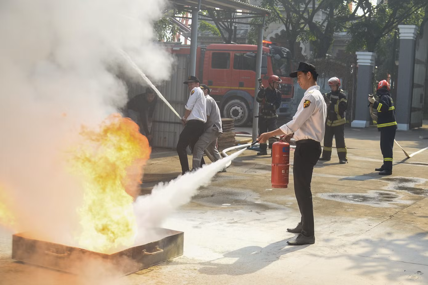 Tiếp đó, tình huống cháy nổ bất ngờ phát sinh tại khu sửa chữa. Nhân viên kỹ thuật sơ suất trong việc tắt máy nén hơi đang vận hành liên tục; áp suất tăng cao dẫn đến van xả áp không hoạt động, gây nổ mạnh.