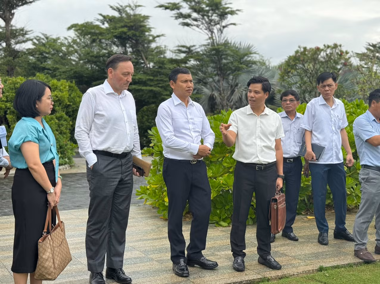 Ông Hồ Kỳ Minh (thứ 3, từ trái qua) lắng nghe ý kiến phản ánh giá thuê đất cao của doanh nghiệp.