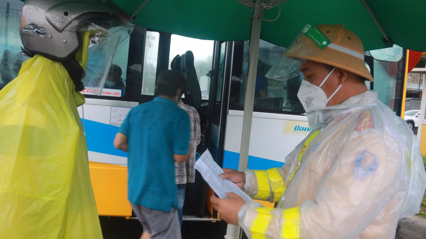 Kiểm soát người và phương tiện ra vào cửa ngõ TP Đà Nẵng.