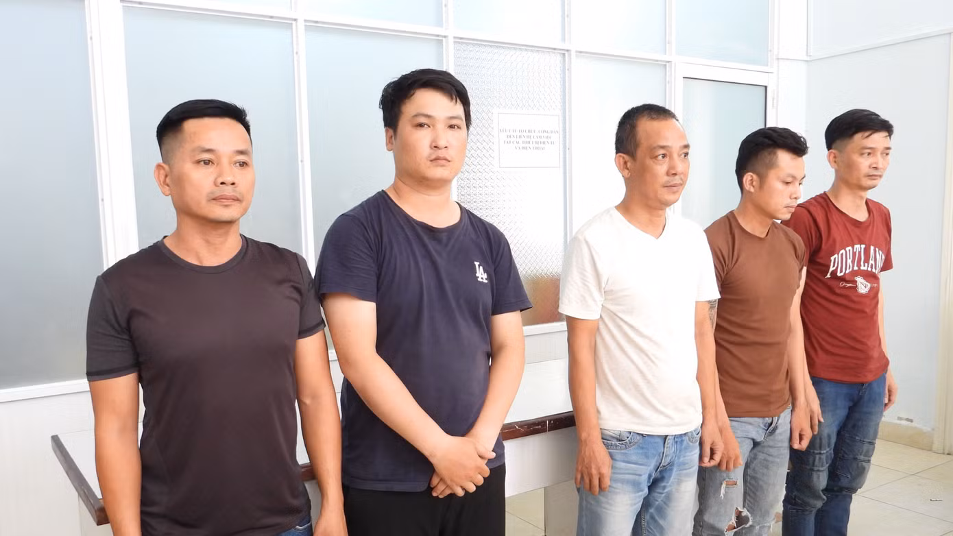 Các đối tượng trong đường dây bị bắt.