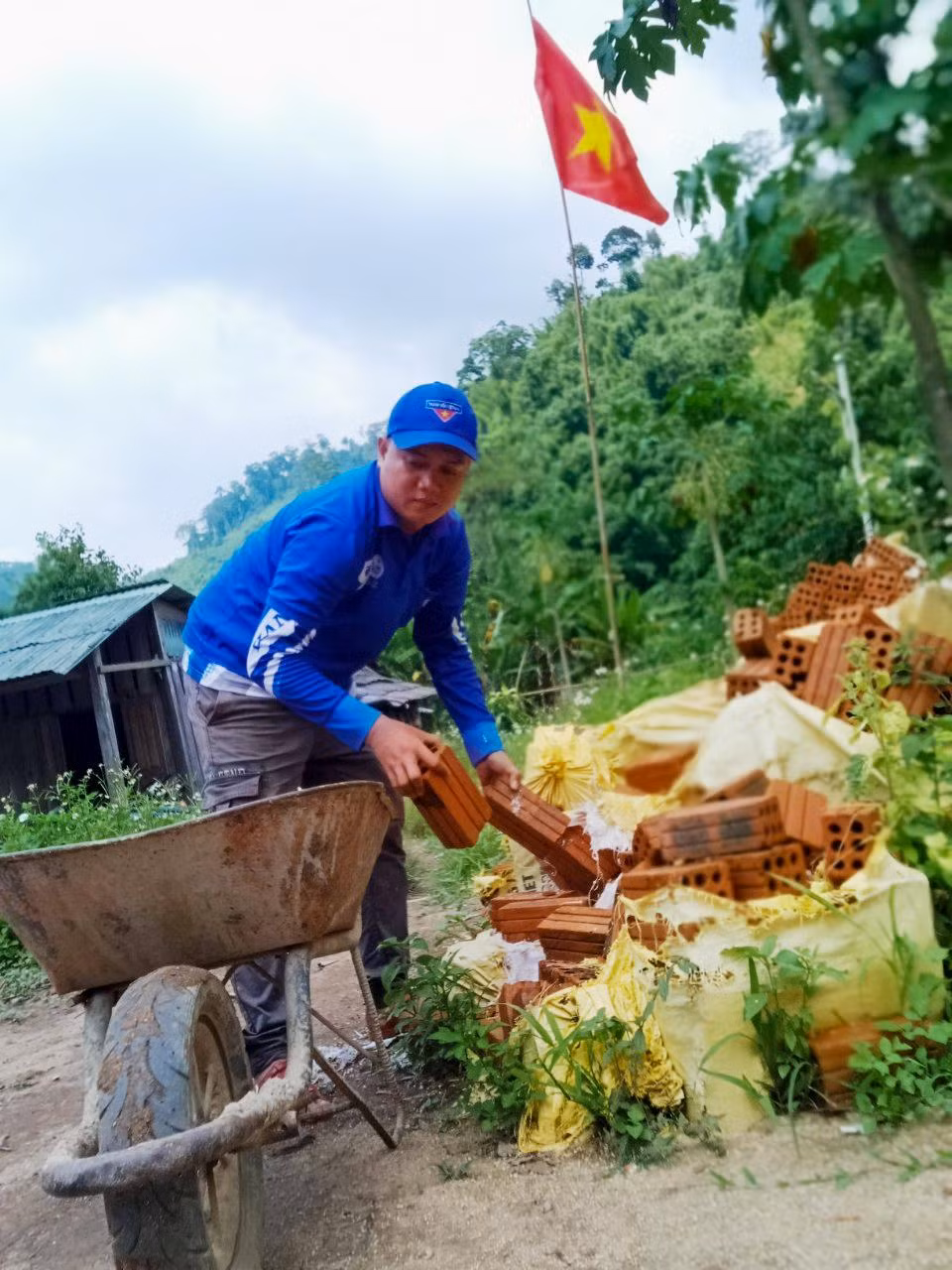 Anh Bùi Thế Anh (Bí thư Huyện Đoàn Nam Giang) trực tiếp tham gia xây dựng nhà cho cha con anh Gióng. "Mái ấm biên cường là công trình thiết thực, ý nghĩa mà tuổi trẻ Nam Giang lập thành tích để chào mừng đại hội Đoàn các cấp, tiến tới đại Đoàn tỉnh Quảng Nam lần thứ 19. Công trình sẽ hoàn thành và bàn giao cho người dân trước mùa mưa. Đây là công trình thiết thực, nhằm phát huy vai trò của tuổi trẻ huyện Nam Giang trong đồng hành với địa phương trong xây dựng nông thôn mới, xoá nhà tạm. Đồng thời cũng góp phần tuyên truyền thanh niên đoàn viên trong việc chung tay bảo vệ, xây dựng biên giới, biên cương Tổ quốc", anh Anh cho biết.