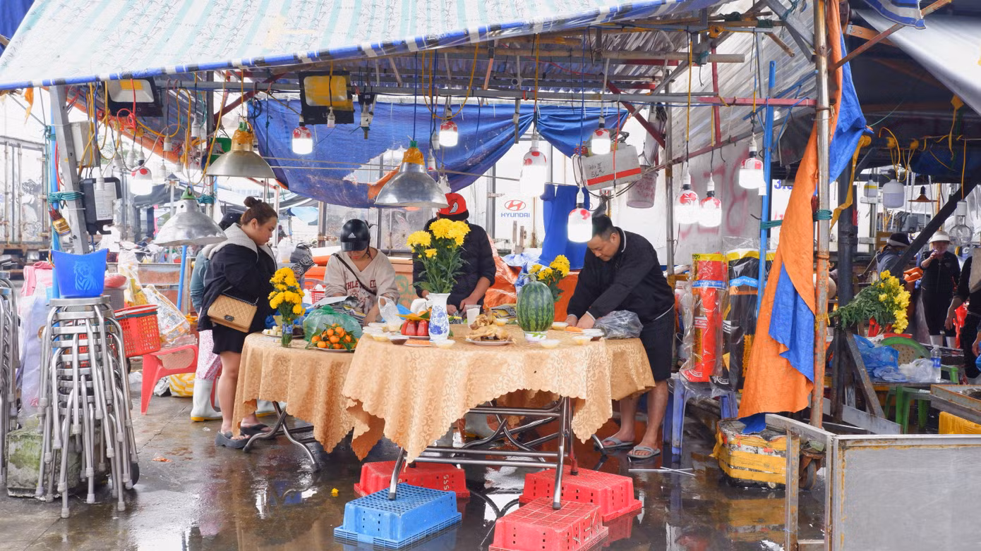 Dịp cuối năm, nhiều tiểu thương, chủ tàu cá tổ chức cúng Tất niên ngay cảng cá Thọ Quang để tạ lễ thần linh và cầu mong năm mới thuận lợi để đánh bắt, buôn bán hải sản.