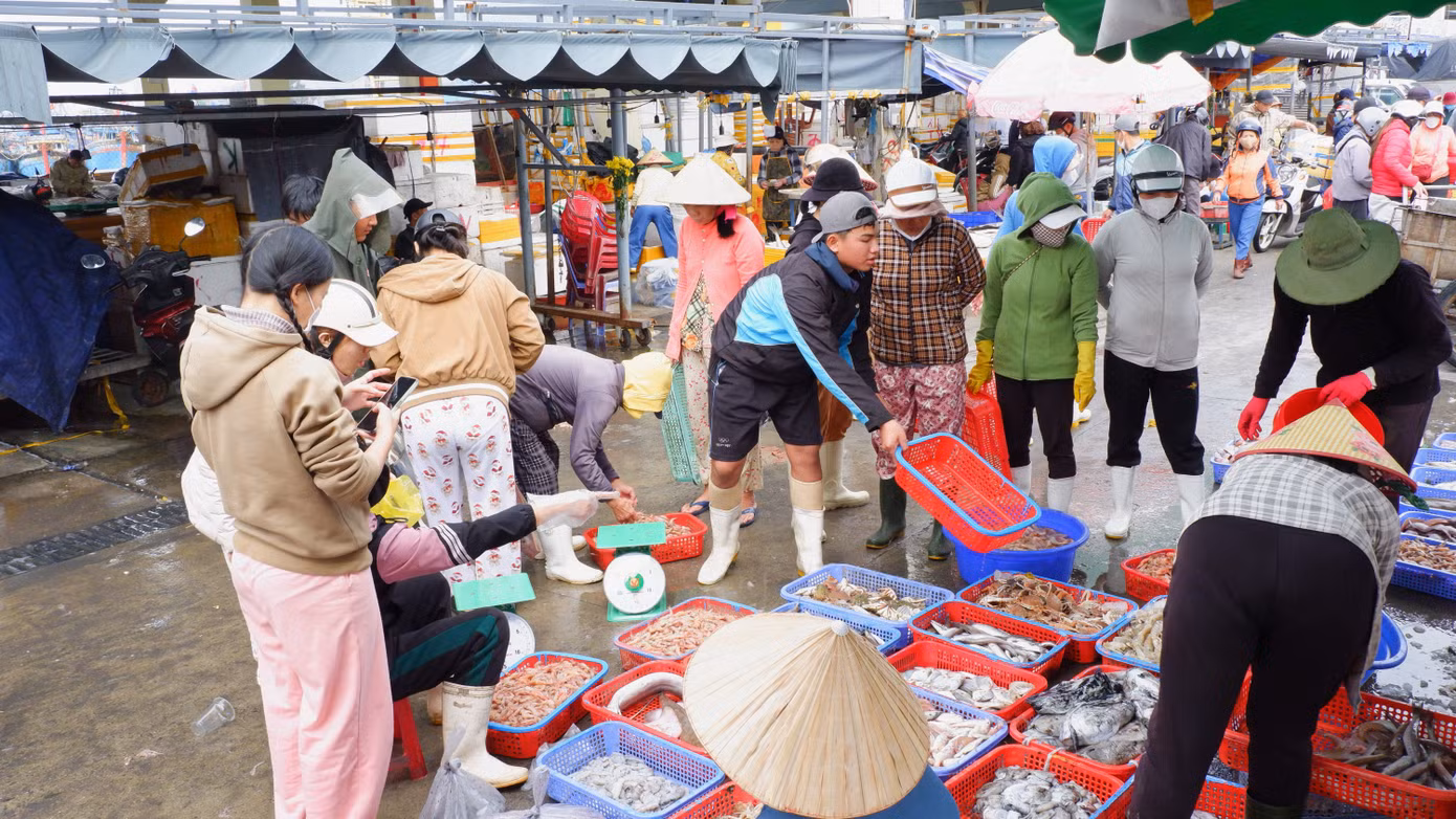 Cảng cá Thọ Quang là cảng cá lớn nhất miền Trung. Các tiểu thương từ các chợ trên địa bàn đến lựa chọn, thu mua các loại hải sản ngay tại chợ.