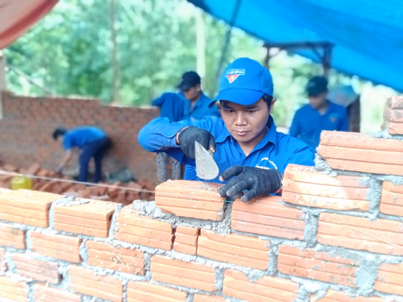 Qua 4 đợt băng rừng, lội suối để vận chuyển vật liệu, làm móng nhà, đến nay đã hoàn thành ngôi nhà nơi biên cương cho hộ gia đình khó khăn. Dự kiến trong tuần tới sẽ hoàn thiện phần thô và bàn giao cho gia đình anh Gióng.