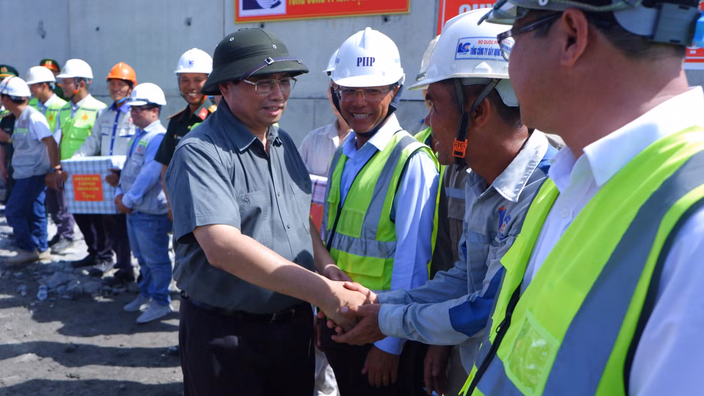Thủ tướng thăm hỏi công nhân, kỹ sư tại công trường cảng Liên Chiểu. Ghi nhận trực tiếp tại công trường, Thủ tướng biểu dương các đơn vị vì chỉ hơn 1 năm vừa làm thủ tục, vừa đầu tư, vừa thi công nhưng dự án đã được như hiện nay là nhanh. Do đó cần phải phát huy tinh thần này hơn nữa. “Đã thần tốc rồi thần tốc hơn nữa, đã hiệu quả rồi hiệu quả hơn nữa, đã nỗ lực rồi nỗ lực hơn nữa", Thủ tướng yêu cầu. Ảnh: Nguyễn Thành.