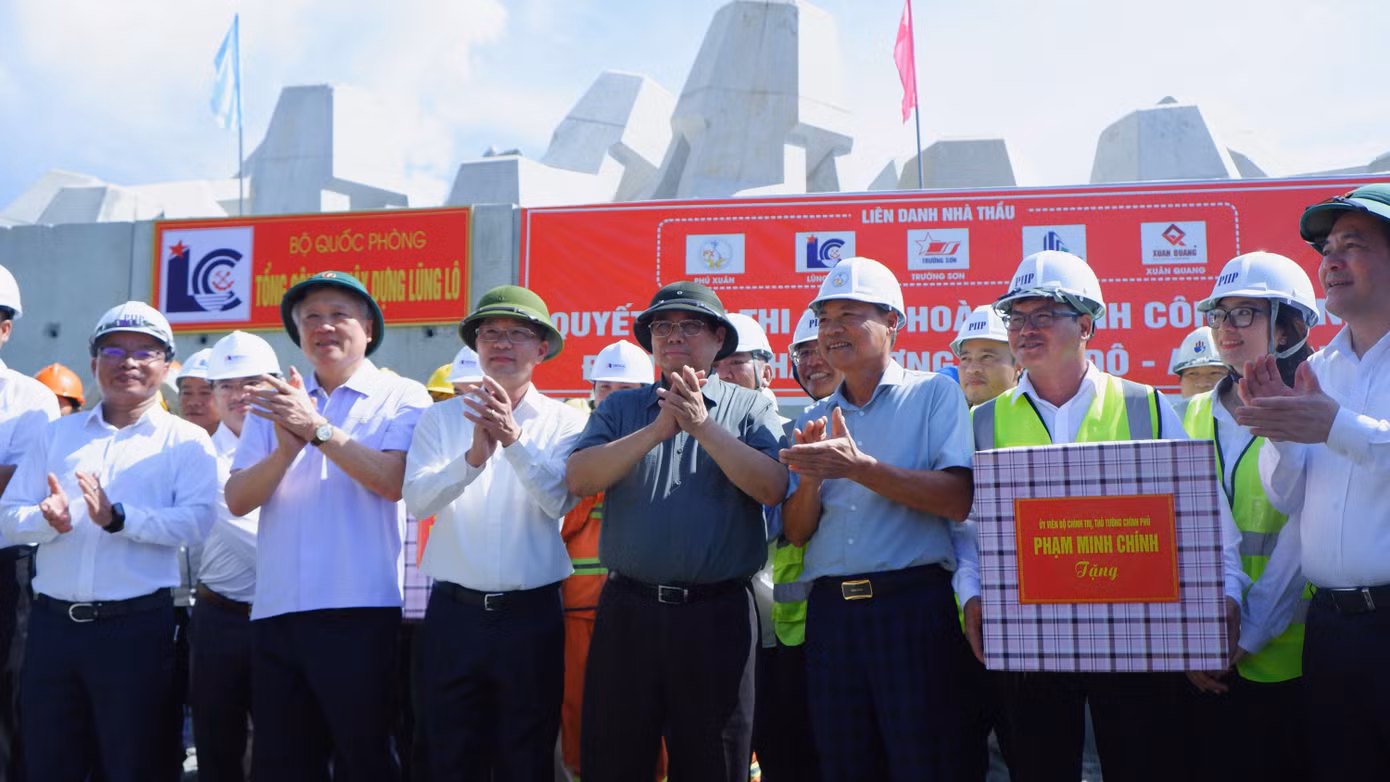 Thủ tướng và đoàn công tác tặng quà cho các công nhân, nhà thầu thi công tại công trường cảng Liên Chiểu. Ảnh: Nguyễn Thành.
