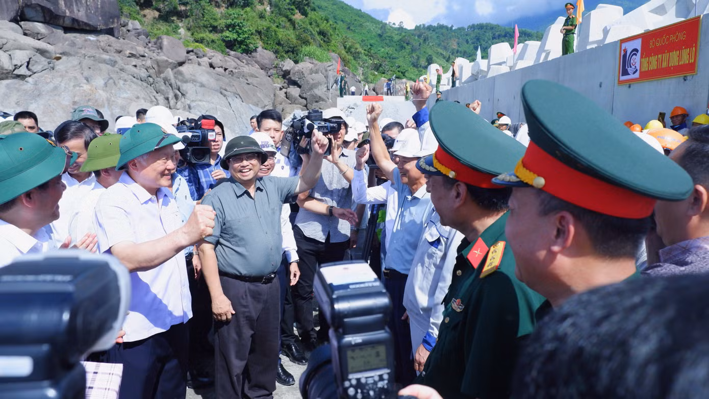 Thủ tướng và đoàn công tác cùng các chuyên gia, kỹ sư, công nhân giơ tay thể hiện quyết tâm "vượt nắng, thắng mưa" hoàn thành tiến độ dự án cảng Liên Chiểu. Cảng biển Liên Chiểu là dự án trọng điểm đang được Đà Nẵng kêu gọi đầu tư. Đây cũng là một trong 3 cảng biển nước sâu của Việt Nam, được quy hoạch là cảng đặc biệt với quy mô tiếp nhận tàu tổng hợp, hàng rời trọng tải đến 100.000 tấn, tàu container có sức chở từ 6.000 đến 8.000 TEU. Ảnh: Nguyễn Thành.