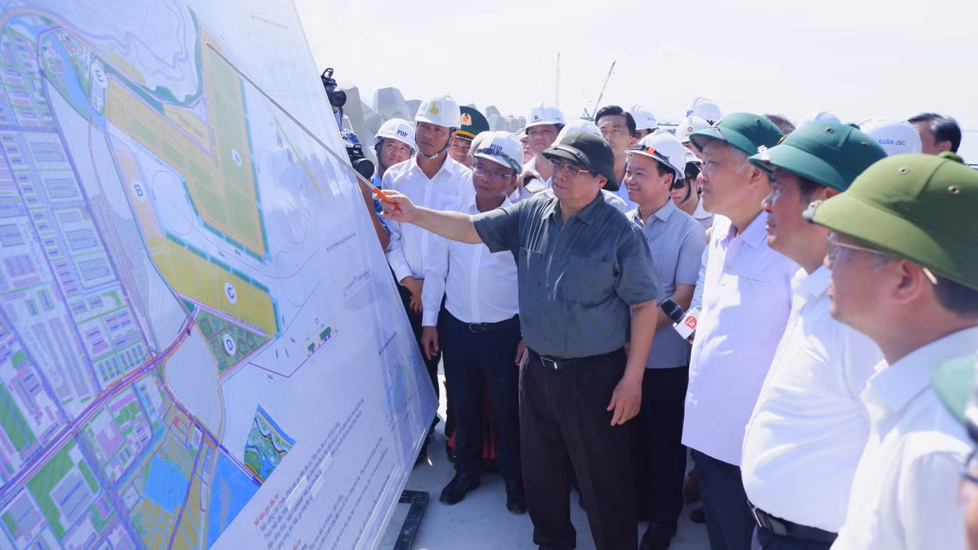 Thủ tướng trực tiếp chỉ đạo công tác thi công tại cảng Liên Chiểu. Theo thủ tướng, Cảng Liên Chiểu có ví trí rất chiến lược về mặt logistics. Vì vậy, phải tạo môi trường đầu tư kinh doanh thế nào để sức hấp dẫn của khu này tốt hơn. Để triển khai dự án cảng Liên Chiểu nhanh không chỉ dựa vào nguồn lực trong nước mà còn phải dựa vào nguồn lực bên ngoài. Ảnh: Nguyễn Thành.
