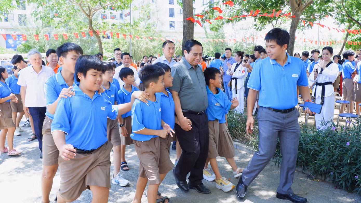 Cùng ngày, Thủ tướng Phạm Minh Chính và đoàn công tác đã đến thăm trường Hy Vọng. Thủ tướng đã ân cần thăm hỏi, trò chuyện với các em học sinh mồ côi sau đại dịch COVID-19 đang sinh hoạt, học tập tại đây. Ảnh: Nguyễn Thành.