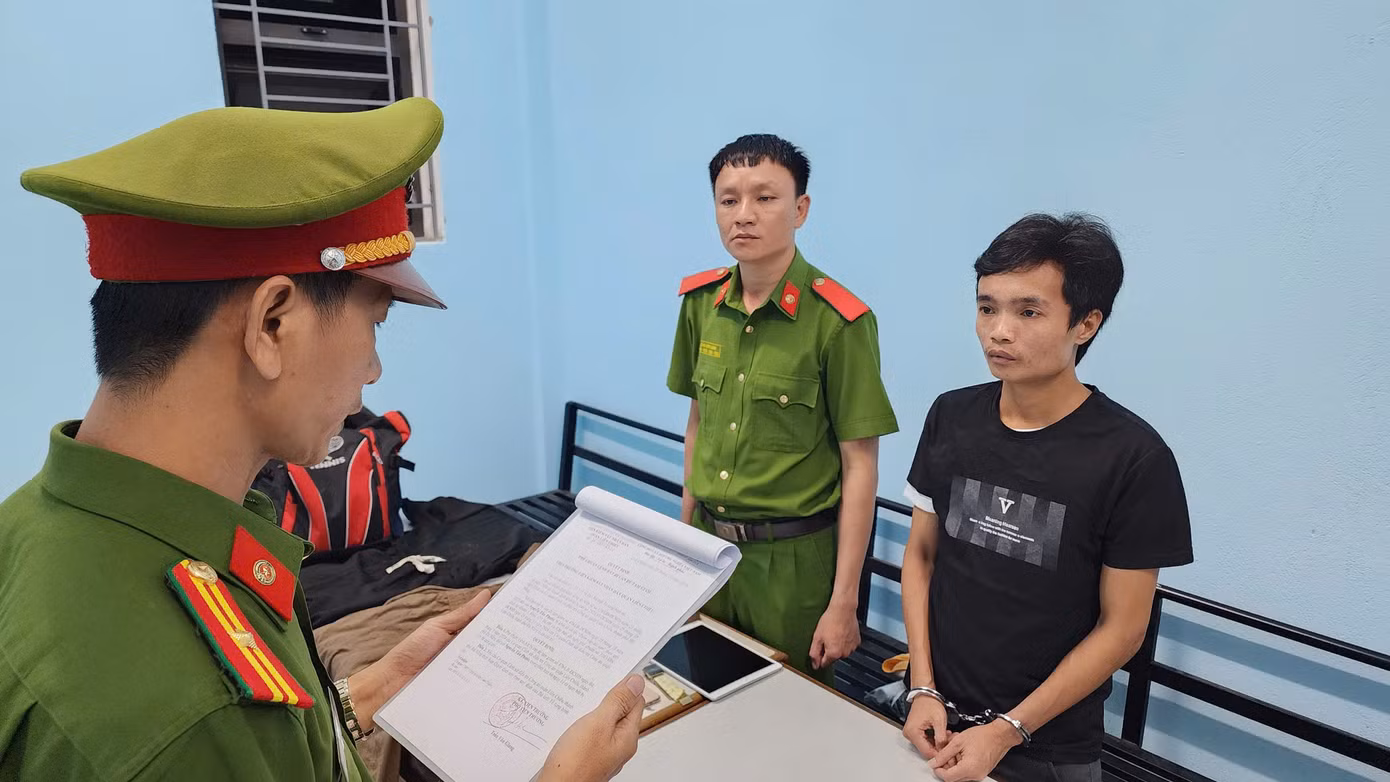 Công an thực hiện lệnh bắt tạm giam đối với "siêu trộm" Nguyễn Tấn Phước.
