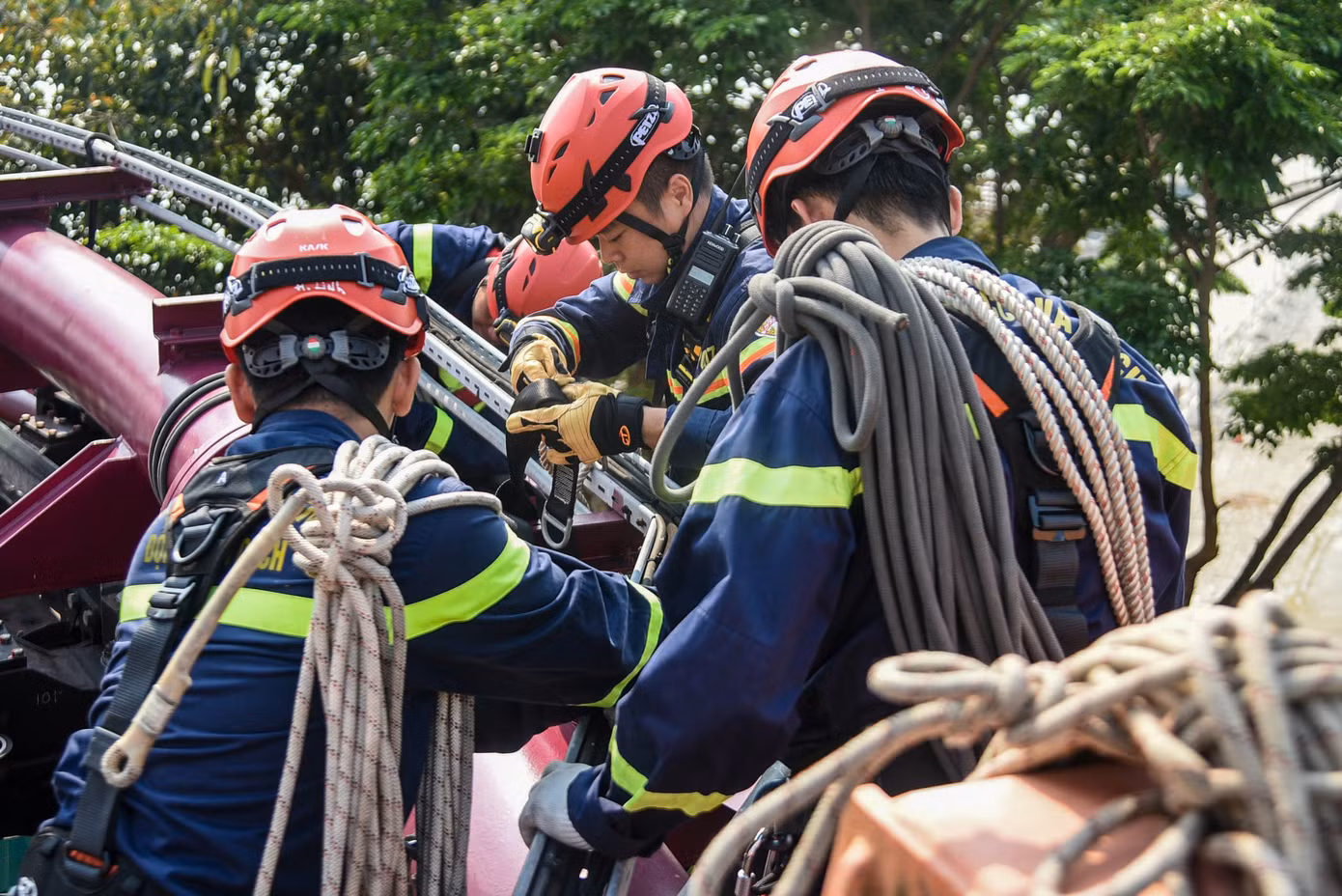 Lực lượng cảnh sát thao tác cứu hộ trên cao. Trung tá Lê Văn Lưu, Phó trưởng Phòng Cảnh sát PCCC&amp;CNCH Công an TP Đà Nẵng cho biết mục đích chính của buổi thực tập là tuyên truyền, nâng cao nhận thức cho 2.000 cán bộ, công nhân viên và đội ngũ phục vụ tại Da Nang Downtown về công tác PCCC, CNCH.