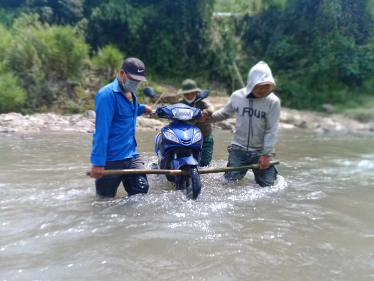 Để vào Pêtapot xây dựng nhà giúp dân, thanh niên tình nguyện Huyện Đoàn Nam Giang phải khiêng xe máy băng qua nhiều khe suối, nước chảy xiết.