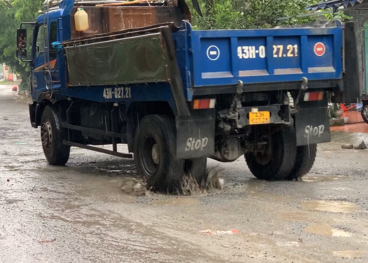Theo phản ánh của người dân, thời gian qua họ phải sống cảnh nắng bụi bay mù mịt vào mùa nắng, lầy lội cả đoạn đường dài vào mùa mưa. Từng đoàn xe chở đá cứ thế nối đuôi nhau chạy khiến mặt đường chi chít ổ voi, ổ gà.