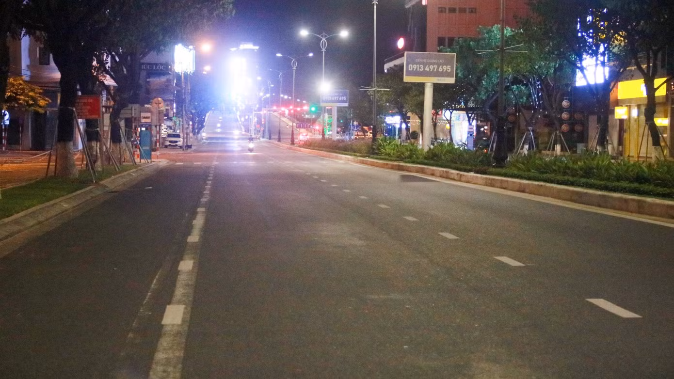 Đường Nguyễn Văn Linh con đường kinh doanh thương mại, tài chính sầm uất bậc nhất TP Đà Nẵng vắng bóng người qua lại.