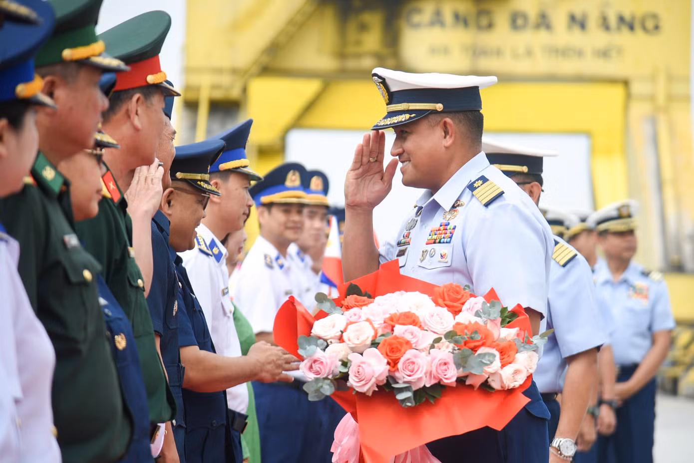 Chỉ huy tàu của Lực lượng Bảo vệ bờ biển Philippines chào lãnh đạo các cơ quan chức năng tại cảng Tiên Sa.