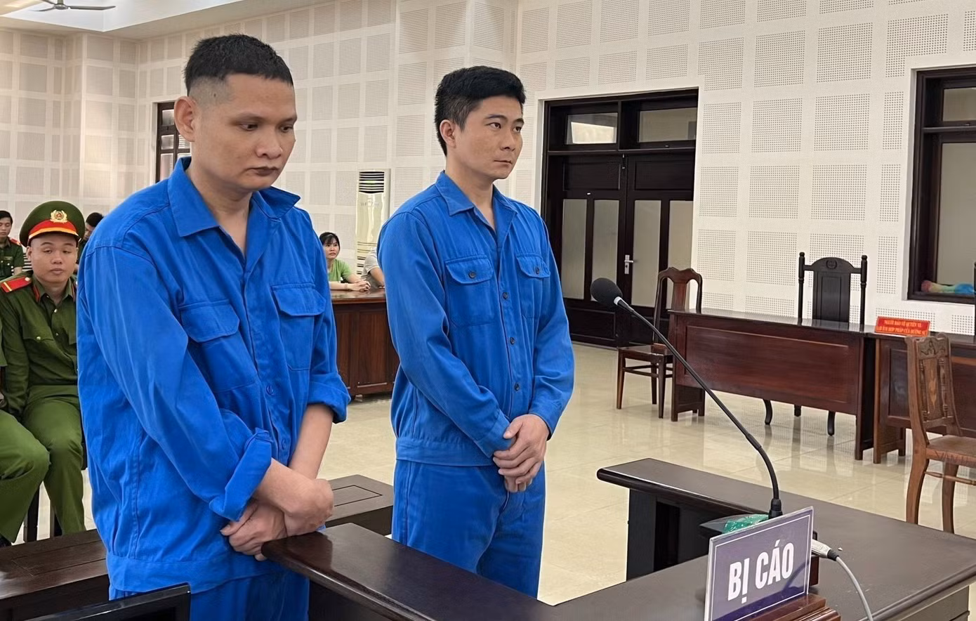 Hai bị cáo Cao Thanh Ân và Nguyễn Quang Nghĩa tại phiên tòa.
