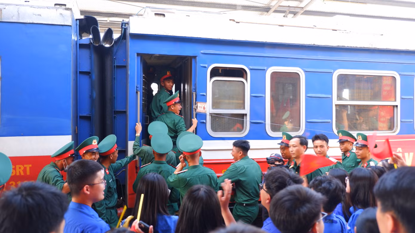 Giây phút tiễn đoàn đầy lưu luyến. Đại diện lãnh đạo TP. Đà Nẵng chúc các lực lượng diễu binh, diễu hành phát huy cao nhất tinh thần trách nhiệm, đoàn kết, thống nhất, hiệp đồng lập công tập thể, hoàn thành thắng lợi nhiệm vụ mà Đảng, Nhà nước và quân đội giao phó.